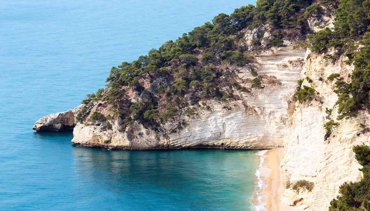 Spiagge all’ombra dei faraglioni: il Gargano più nascosto