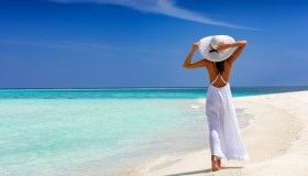 Due passi sulla spiaggia fanno bene alla salute mentale. Lo dice la scienza