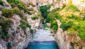 La spiaggia di Furore, incastonata nel fiordo più bello d’Italia