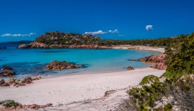 Come esplorare l’arcipelago della Maddalena in barca