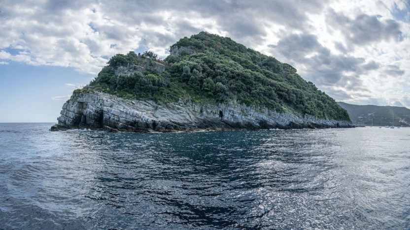 L’isola di Gallinara, oasi di verde lambita dal Mar Ligure