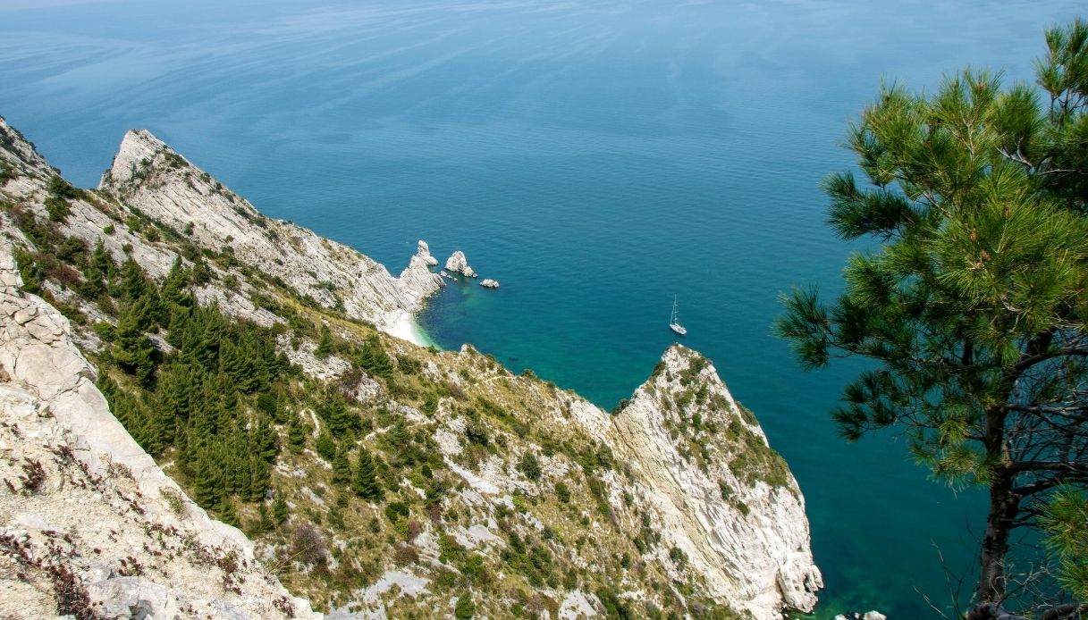 La Spiaggia delle Due Sorelle, un sogno del Conero