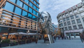 Praga: le metamorfosi di Kafka rivivono in questa scultura