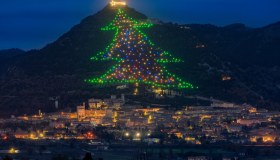Gubbio accende l’albero di Natale più grande del mondo