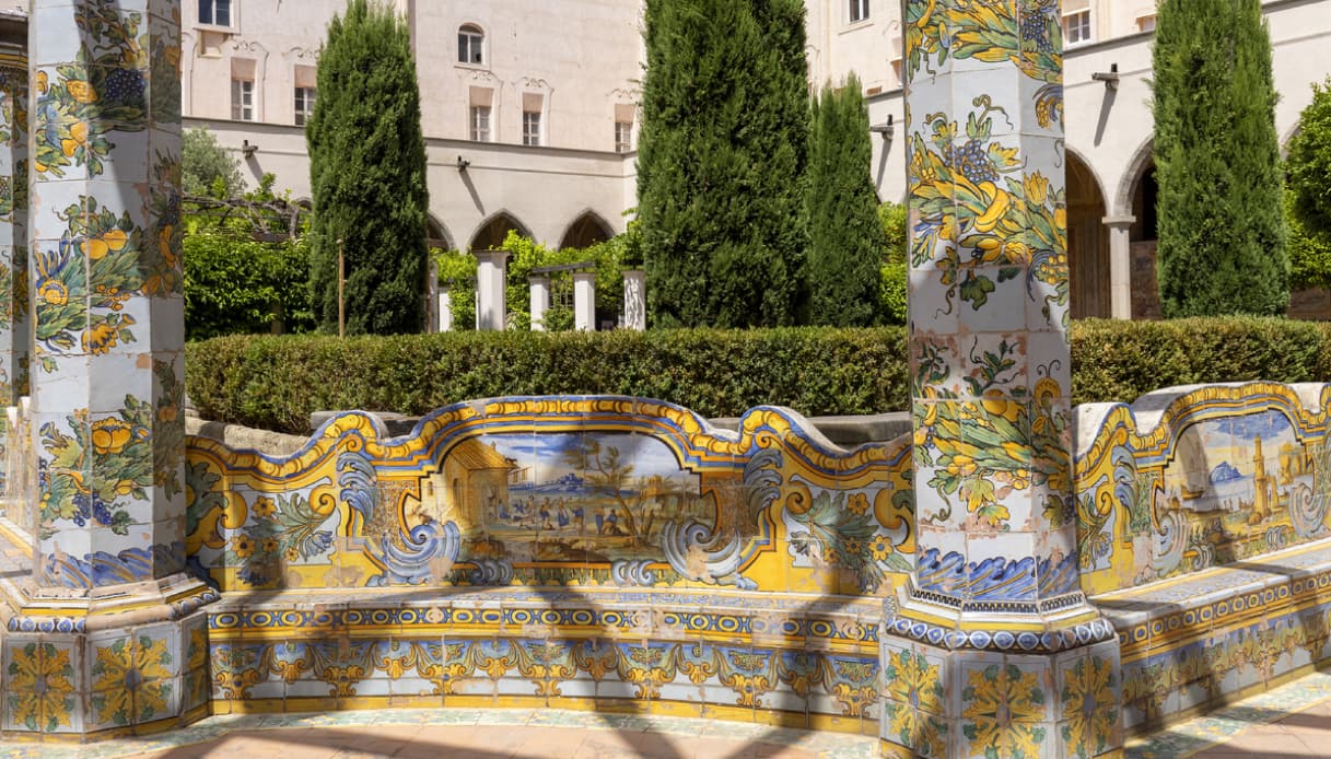 I dettegli delle panchine del Chiostro di Santa Chiara a Napoli