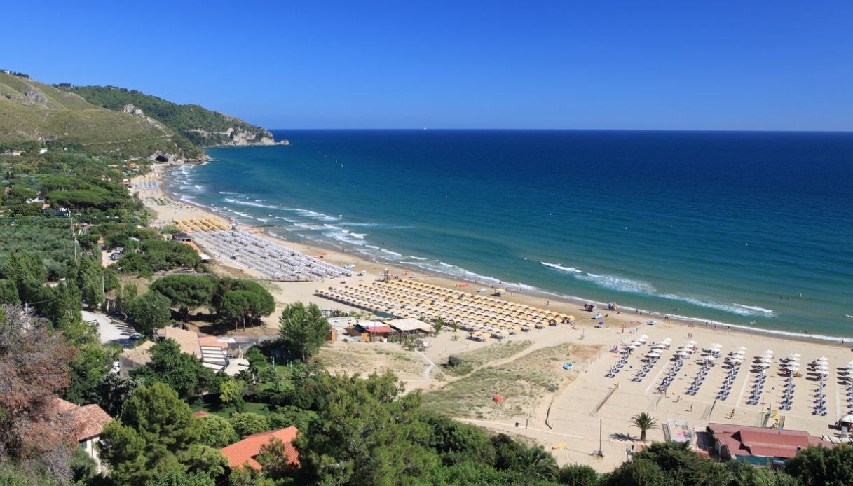 In cammino lungo l&#8217;antica via Flacca che portava i Romani al mare