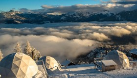 Dormire in una cupola trasparente in mezzo alla neve, con vista sulle Alpi