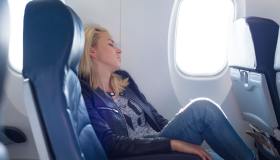 Perché in aereo non bisogna mai appoggiarsi al finestrino