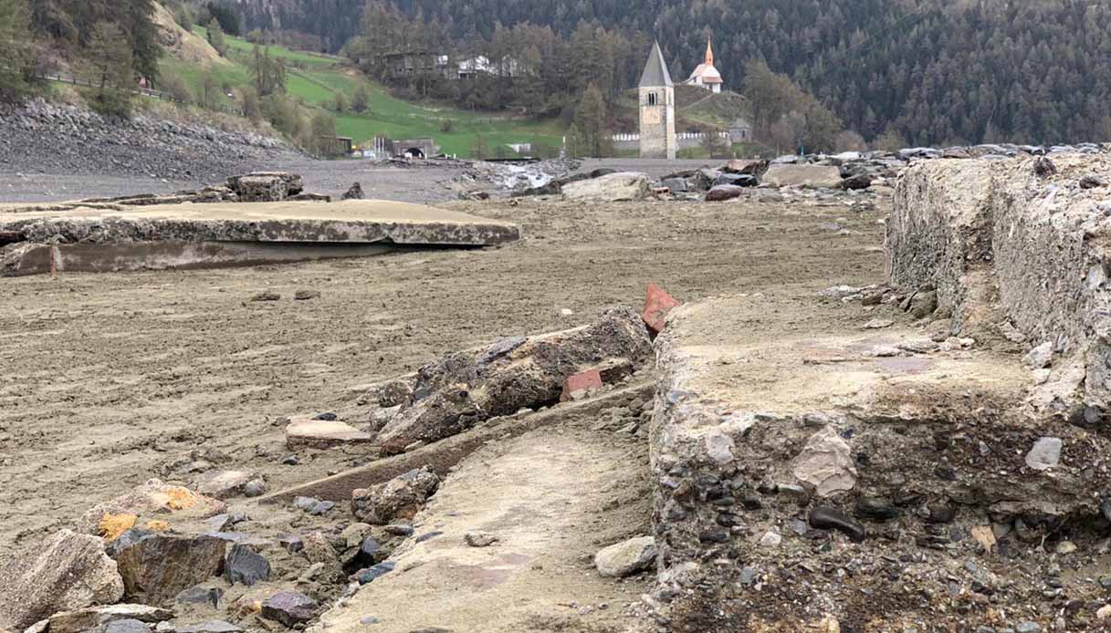 Riaffiora il celebre borgo sommerso di Curon