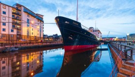 In questo hotel galleggiante ti sentirai come un protagonista di “The Crown”