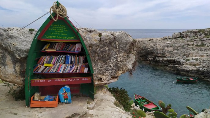 Leggere guardando il mare: la barca trasformata in una libreria