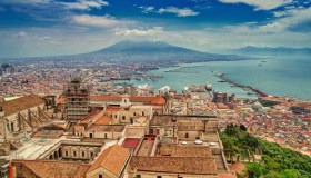 Scoprire (e riscoprire) Napoli in funicolare