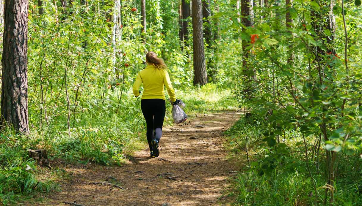 plogging-trekking-raccogliere-rifiuti-natura