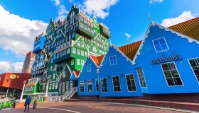 Sembra una casa costruita in mattoncini LEGO. E invece è un hotel