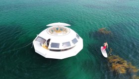 Un sogno a occhi aperti: dormire in un baccello in mezzo al mare