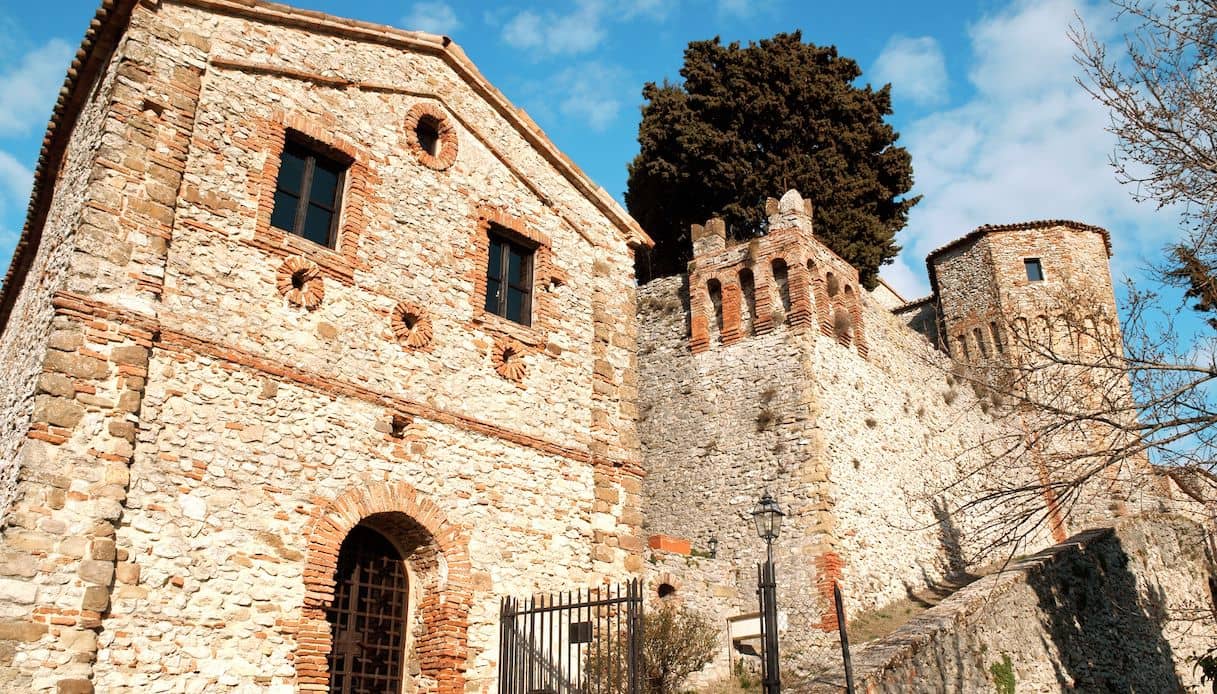 Montebello e il suo castello stregato: la leggenda di Azzurrina