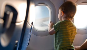 Tutto quello che c’è da sapere prima di volare con i bambini