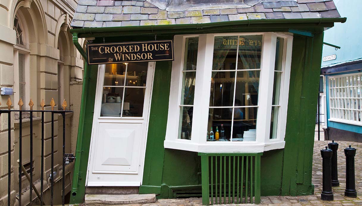 crooked house, sala da tè