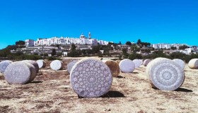 Le balle di fieno sono ricoperte da centrini: Locorotondo è bellissima