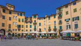 Lucca, la città delle mura, delle torri, della musica ma anche dei comics e della street art