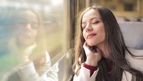 Dormire in viaggio: i trucchi per farlo in comodità in treno e aereo