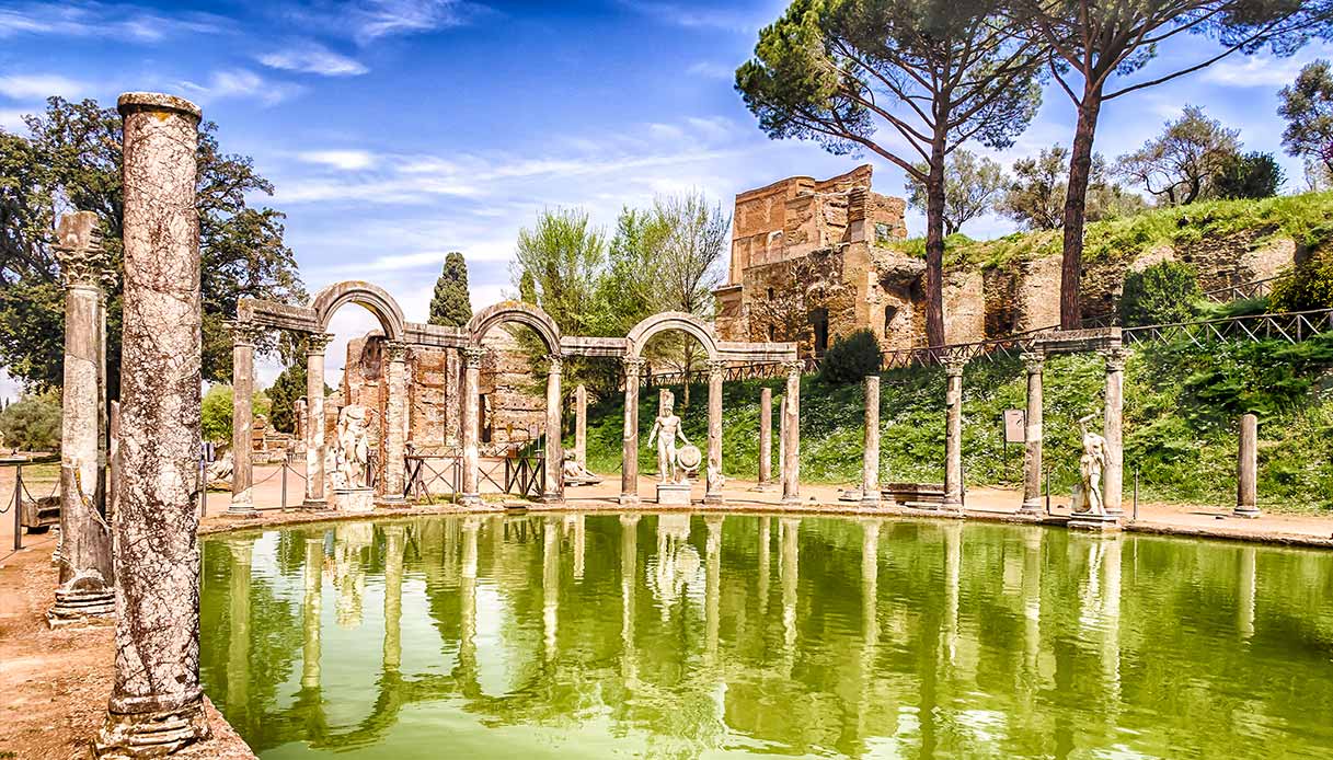 La piscina colonnata di Villa Adriana