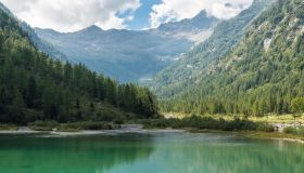 Il lago italiano “invaso” da fate, gnomi e nanetti