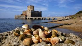 Torre Astura, l’isola-fortezza che si affaccia sul Tirreno