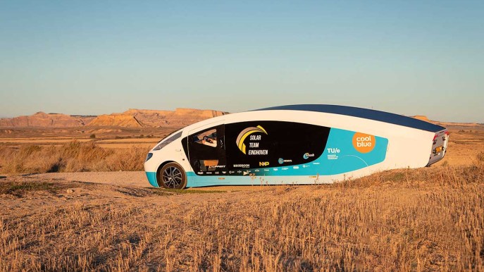 Costruiscono il primo camper a energia solare e fanno un viaggio incredibile