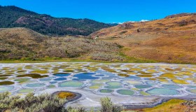 Nel mondo esiste un incredibile lago a pois