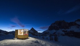 Dolomiti: il cielo stellato in una stanza di vetro