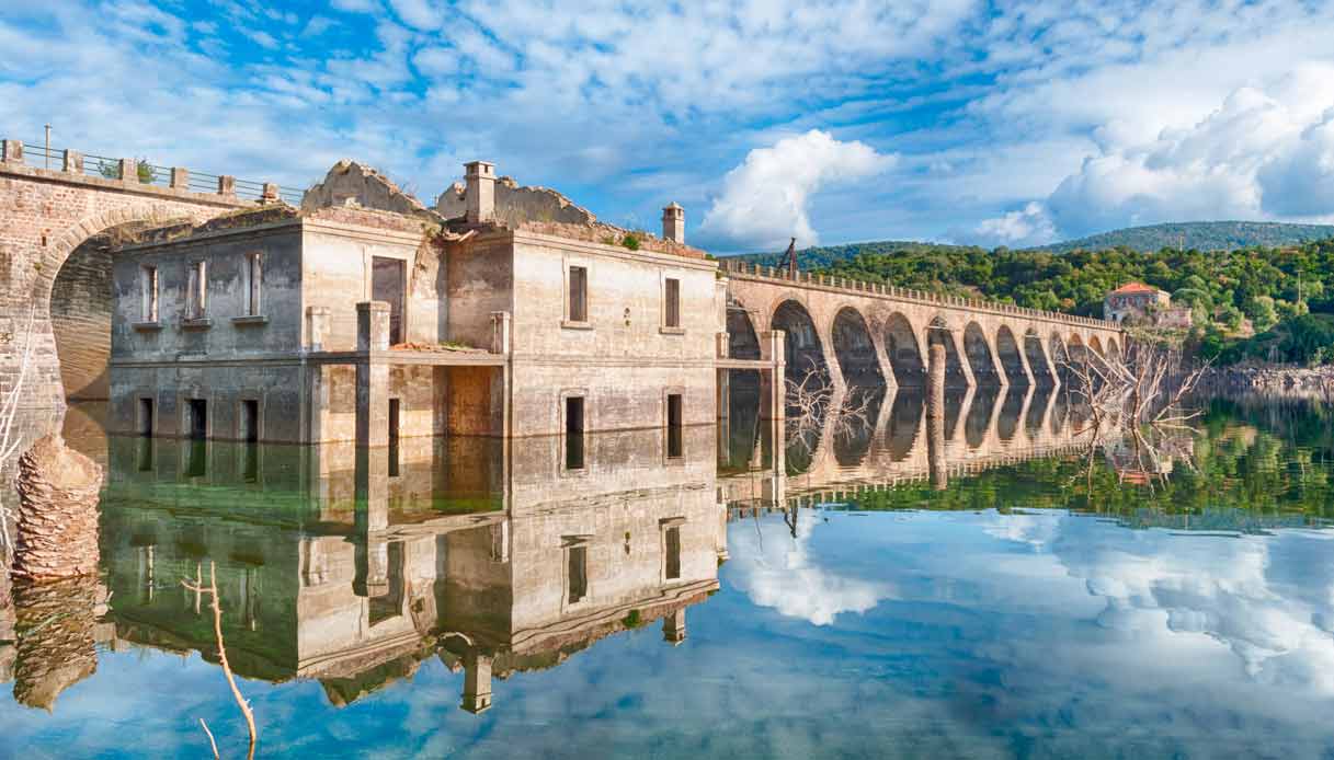Sotto questo lago c’è una casa fantasma