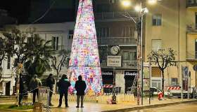 L’albero fatto all’uncinetto, il simbolo di Natale di Ostuni
