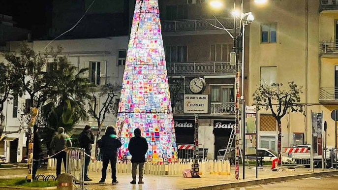 L’albero fatto all’uncinetto, il simbolo di Natale di Ostuni