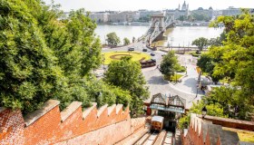 A bordo del treno panoramico con vista sul Danubio