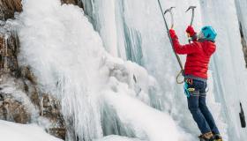 La magia delle cascate di ghiaccio che puoi anche scalare