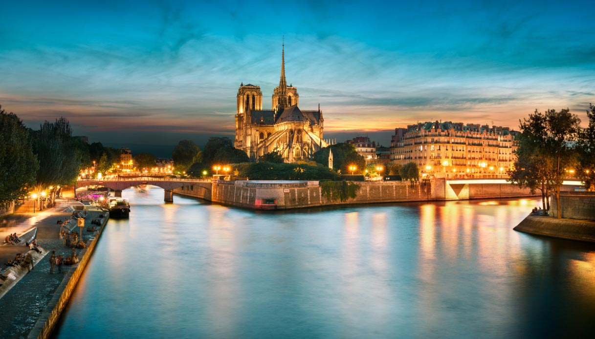 Notre Dame de Paris illuminata dalle luci della sera a Parigi