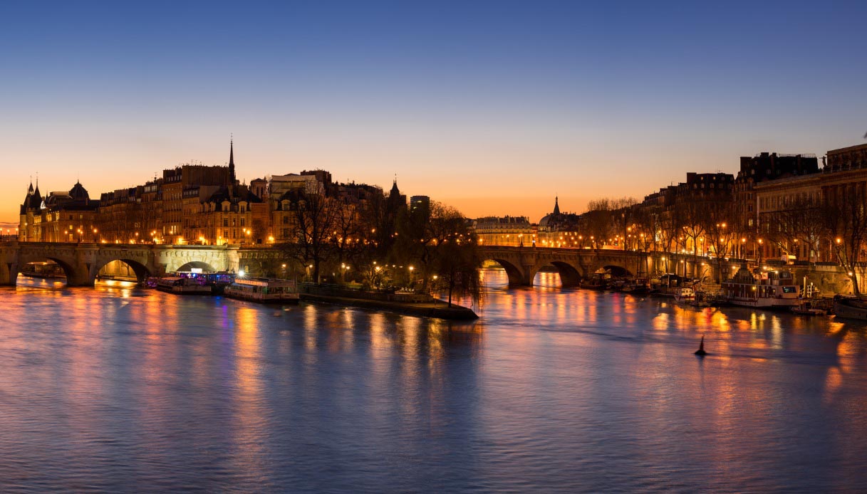 Il bellissimo Pont Neuf di notte a Parigi