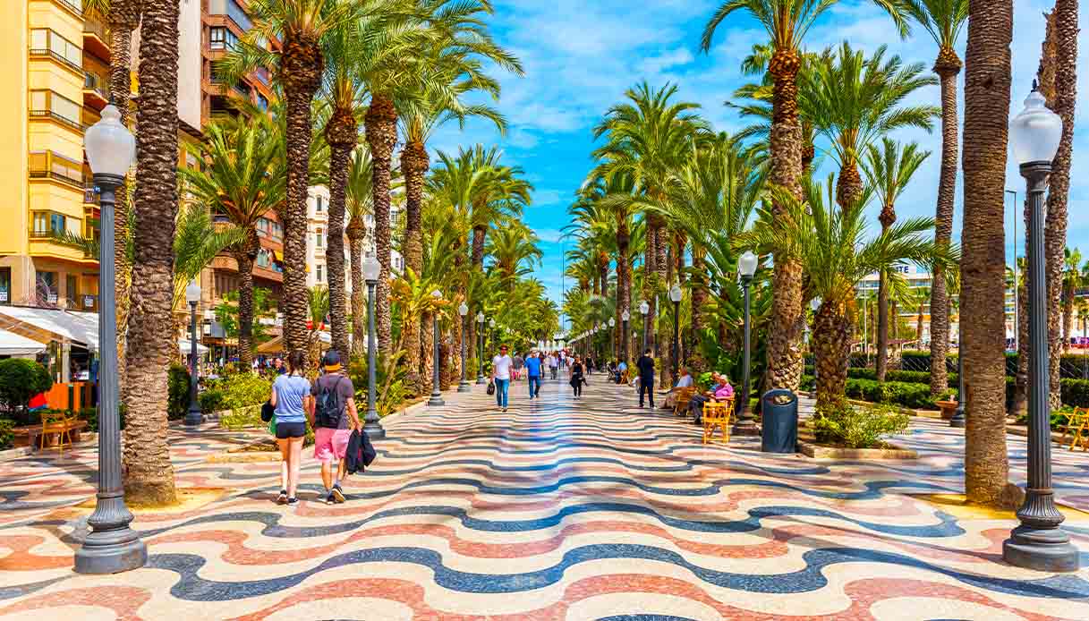 Alicante, soleggiata città della Spagna