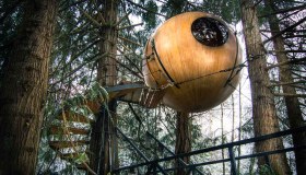 Dormire in un “occhio” sospeso nella foresta