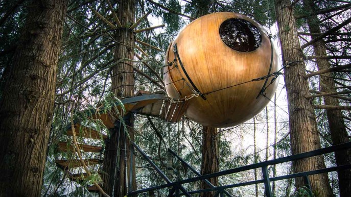 Dormire in un “occhio” sospeso nella foresta