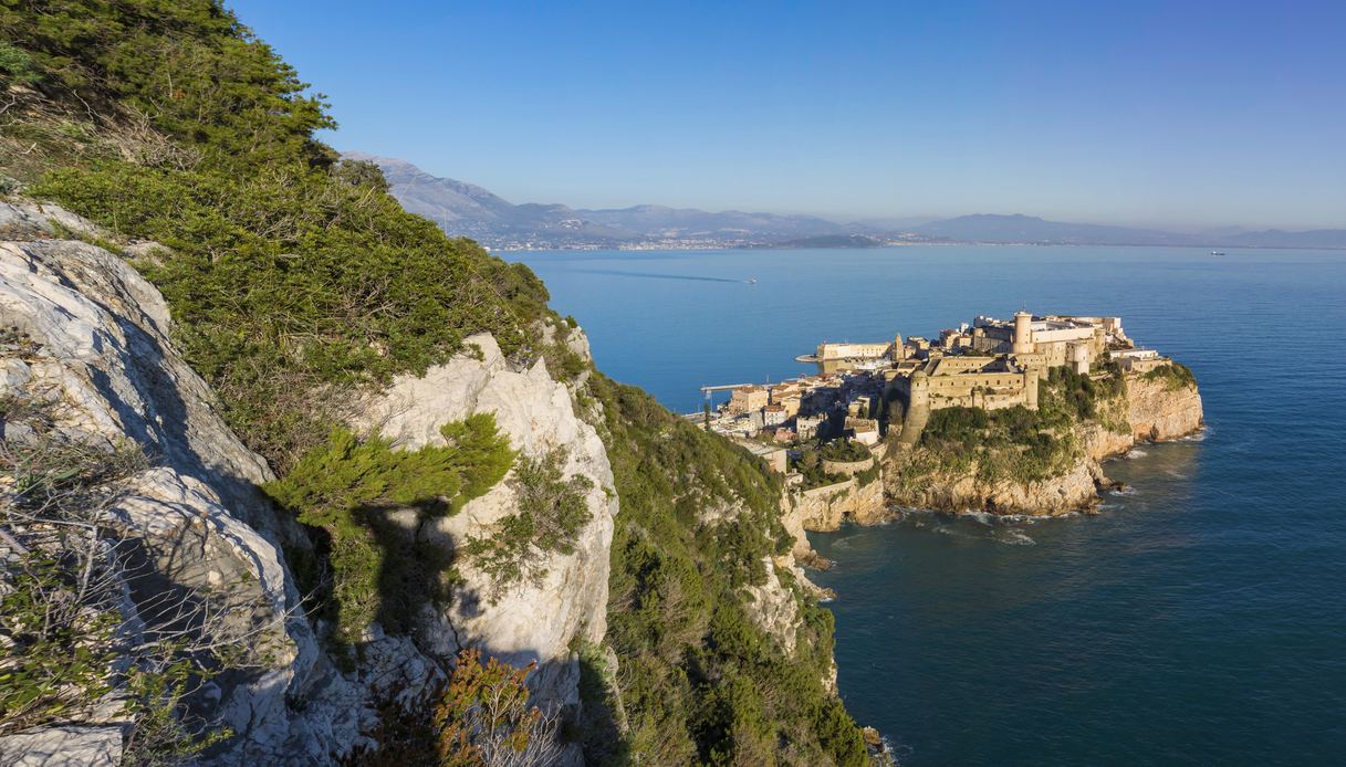 Dove la montagna è spaccata: tra leggende e magia