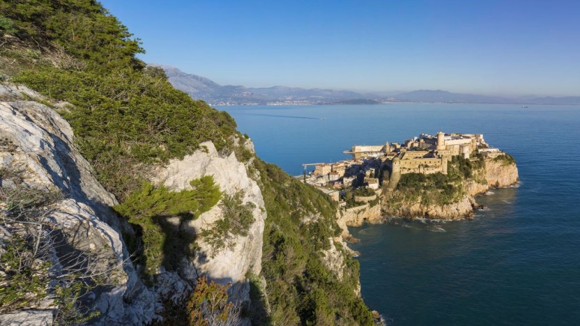 Dove la montagna è spaccata: tra leggende e magia