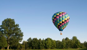 Esplorare il bosco in mongolfiera: succede in Italia