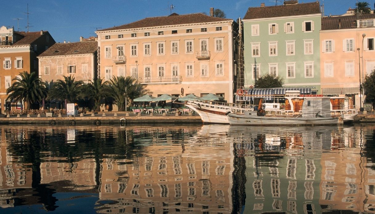 Le case color pastello di Lussinpiccolo, nell'isola profumata di Lussino, in Croazia