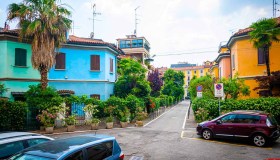 La strada arcobaleno italiana che sfida i quartieri colorati del mondo