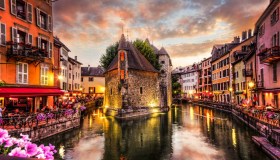 Incastonata tra le Alpi c’è una città da fiaba sospesa sull’acqua