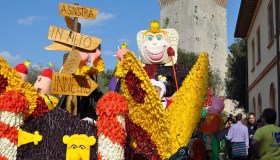 Sculture di tulipani invadono la città: cosa sta succedendo a Castiglione del Lago?