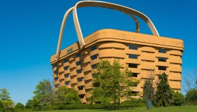 Cosa ci fa un enorme cestino da pic nic in mezzo a un prato?