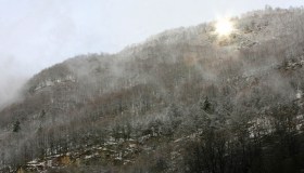 Esiste un paese buio dove il sole sorge con uno specchio. E si trova in Italia